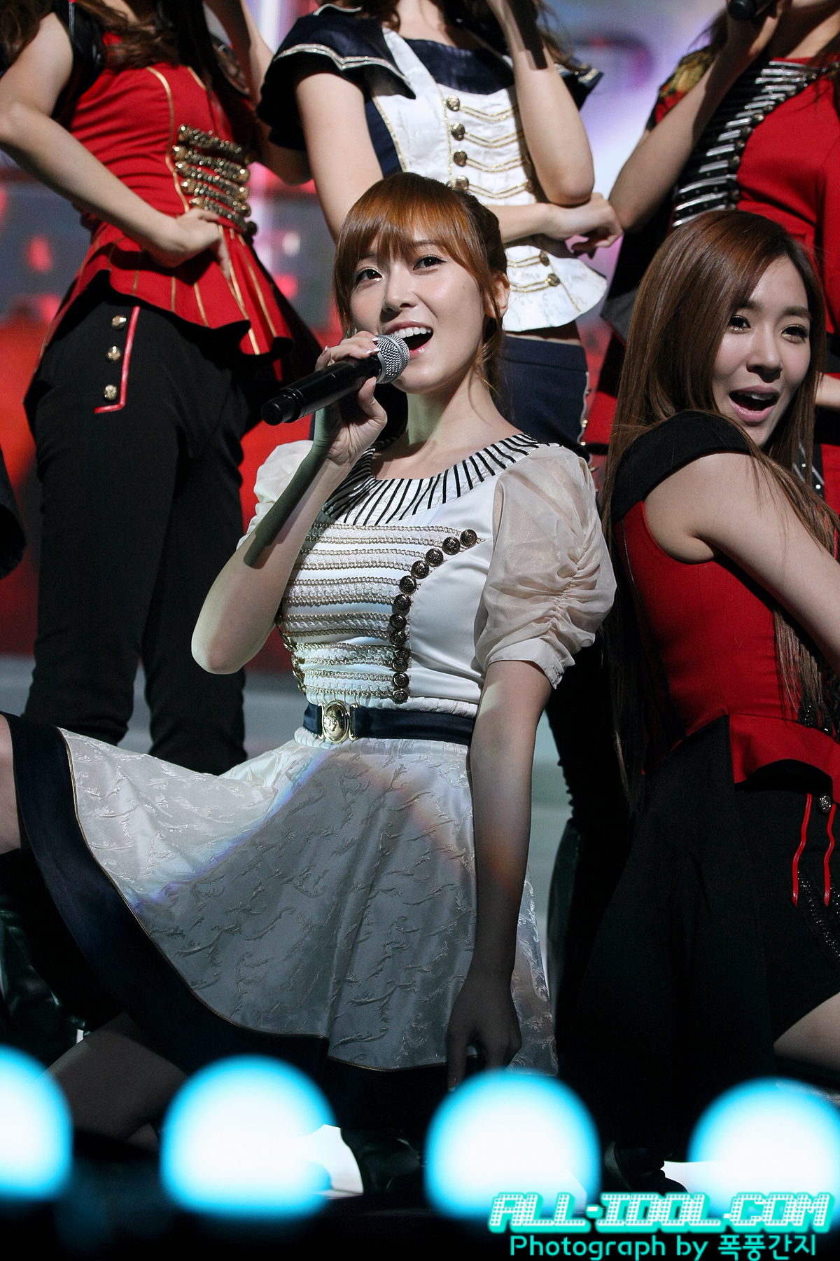 [PIC][01-09-2012]SNSD tại buổi Giao lưu và Ký tặng cho fan hâm mộ được tổ chức bởi thương hiệu "LOOK" vào chiều nay - Page 6 15042F475043327F10E060