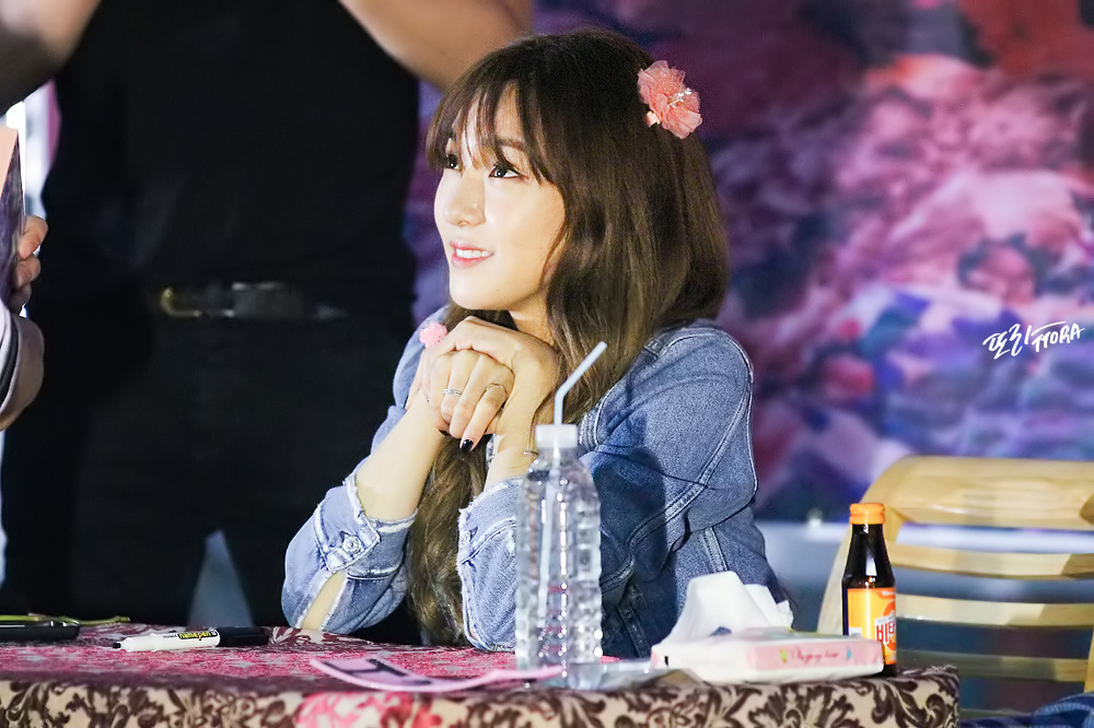 [PIC][06-06-2016]Tiffany tham dự buổi Fansign cho "I Just Wanna Dance" tại Busan vào chiều nay - Page 5 213CD84457CEB44535F73B