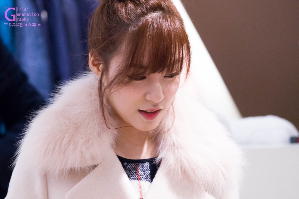 [PIC][28-11-2013]Tiffany ghé thăm cửa hàng "QUA" ở Hyundai Department Store vào trưa nay - Page 2 216E2D455297562607A16C