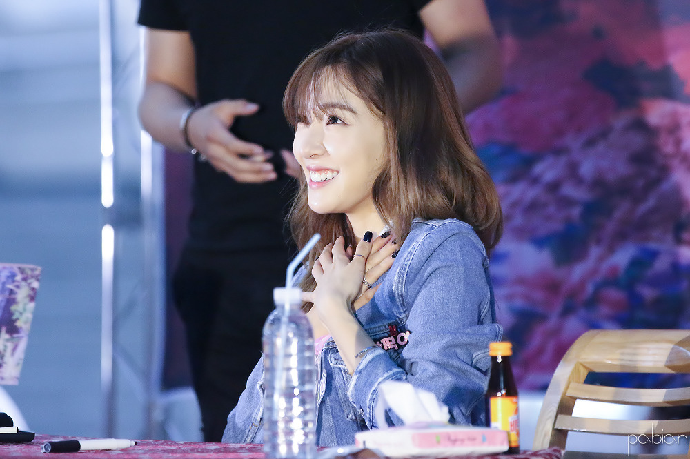 [PIC][06-06-2016]Tiffany tham dự buổi Fansign cho "I Just Wanna Dance" tại Busan vào chiều nay - Page 4 224994335757F2B622AC47