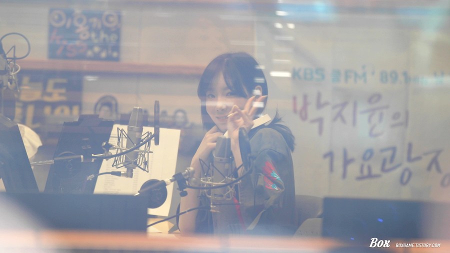 [PIC][14-03-2017]TaeYeon trở thành khách mời trên "KBS CoolFM Park Jiyoon's Gayo Plaza Radio" + Ghi hình cho chương trình "KBS Yoo Hee Yeol Sketchbook" vào hôm nay - Page 3 227A0F3358C7F79B19CD69
