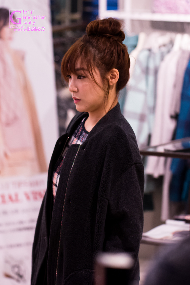 [PIC][28-11-2013]Tiffany ghé thăm cửa hàng "QUA" ở Hyundai Department Store vào trưa nay 23496C3B5297454608833F