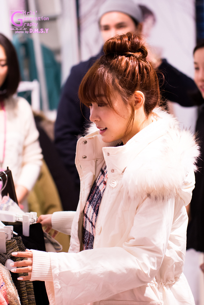 [PIC][28-11-2013]Tiffany ghé thăm cửa hàng "QUA" ở Hyundai Department Store vào trưa nay 24310E39529744C42A05B9