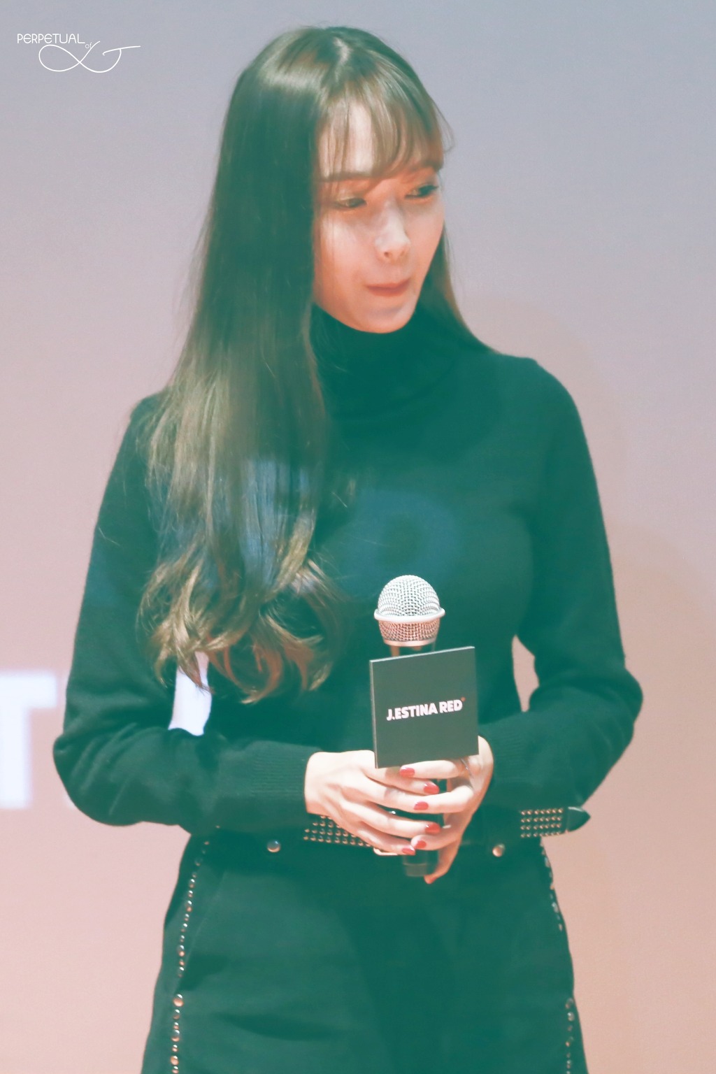 [PIC][07-11-2015]Jessica tham dự buổi Fansign cho dòng mỹ phẩm "J.ESTINA RED" tại "Myeongdong Lotte Cinema" vào chiều nay 2533AD4F563EB19E16F80A
