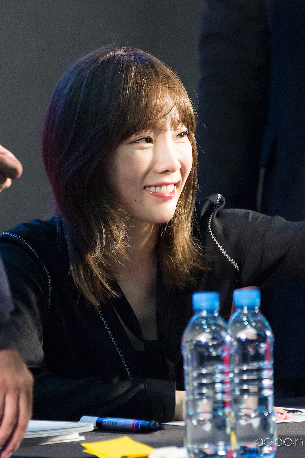 [PIC][18-11-2016]TaeYeon khởi hành đi Busan để tham dự buổi Fansign cho thương hiệu "Sword & Magic" vào hôm nay - Page 3 254C184C582ED5FC03A39F