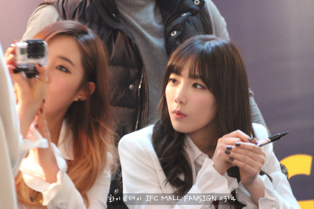 [PIC][14-03-2014]SNSD xuất hiện tại buổi fansign cho "Mr.Mr." vào tối nay  - Page 8 2551D1395329BA1523FF01