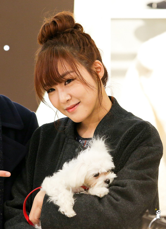 [PIC][28-11-2013]Tiffany ghé thăm cửa hàng "QUA" ở Hyundai Department Store vào trưa nay - Page 3 25759E4052980CBC06F790