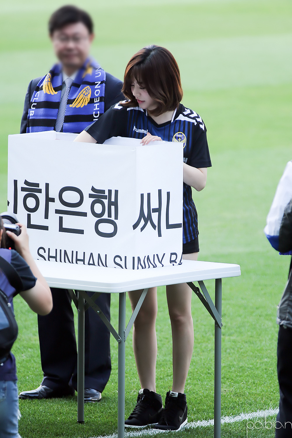 [PIC][22-05-2016]Sunny tham dự sự kiện "Shinhan Bank Vietnam & Korea Festival"  tại SVĐ Incheon Football Stadium vào hôm nay 264040335742EB3B24E6E7