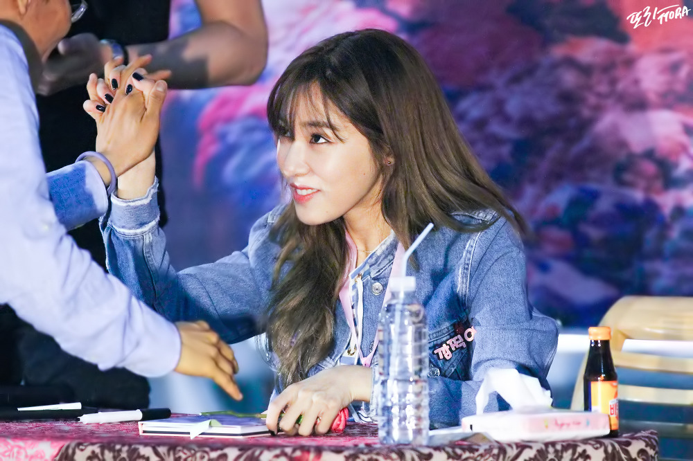 [PIC][06-06-2016]Tiffany tham dự buổi Fansign cho "I Just Wanna Dance" tại Busan vào chiều nay - Page 5 2643D44657CEB4302D4529