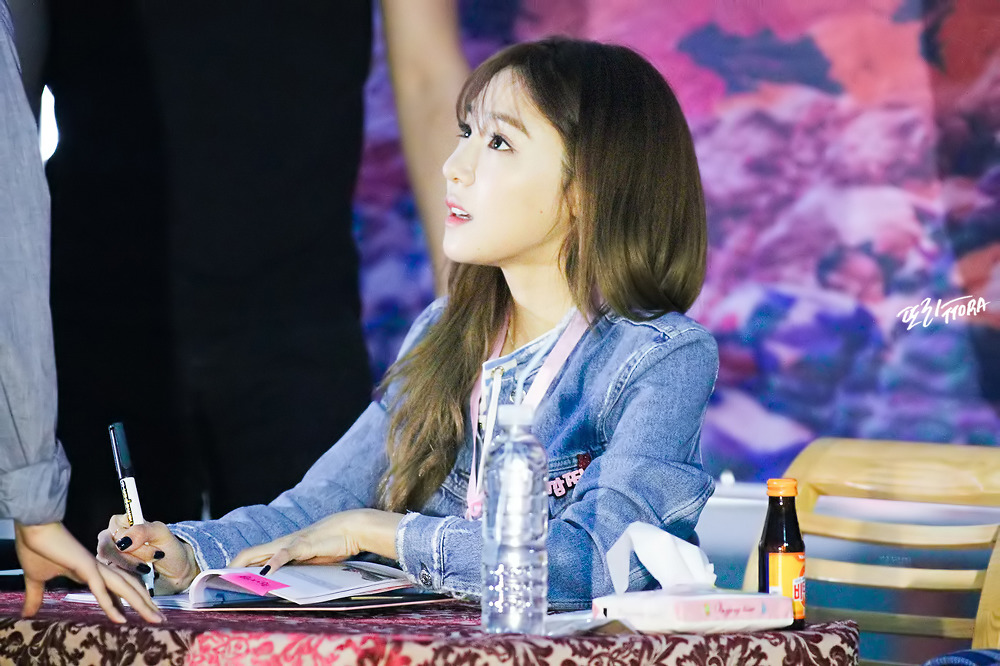 [PIC][06-06-2016]Tiffany tham dự buổi Fansign cho "I Just Wanna Dance" tại Busan vào chiều nay - Page 5 266DE94257CEB420027986