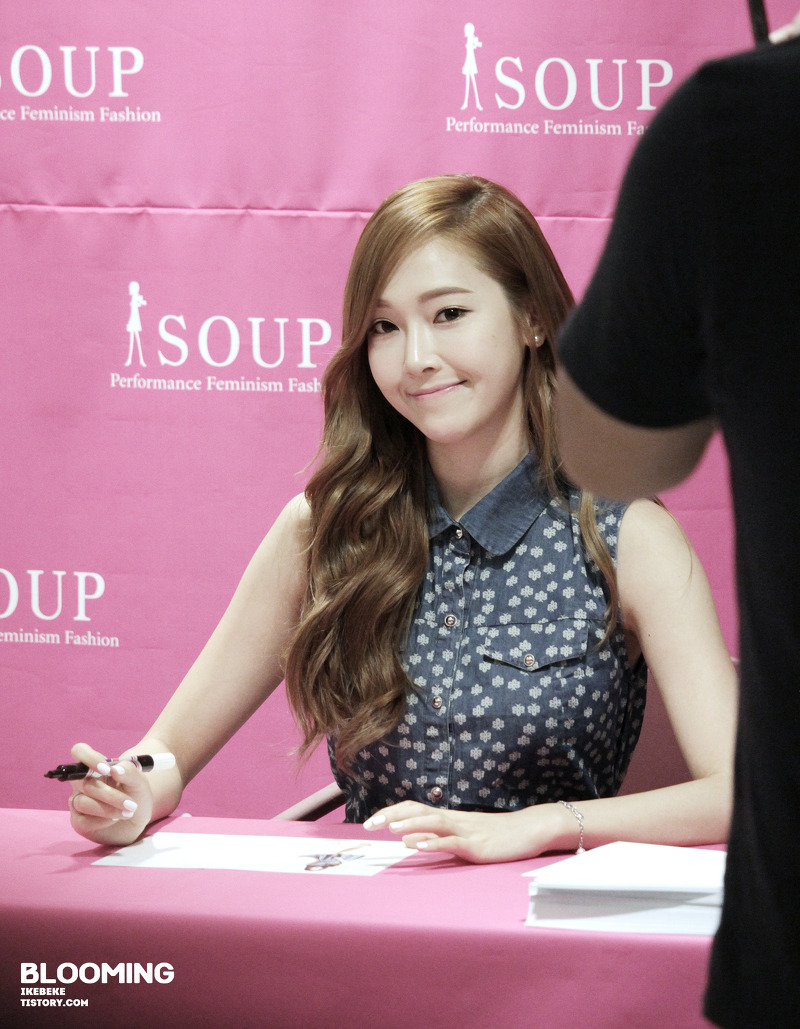 [PIC][14-06-2014]Jessica tham dự buổi fansign lần 2 cho thương hiệu "SOUP" vào trưa nay 2732E24F539D24C830333D