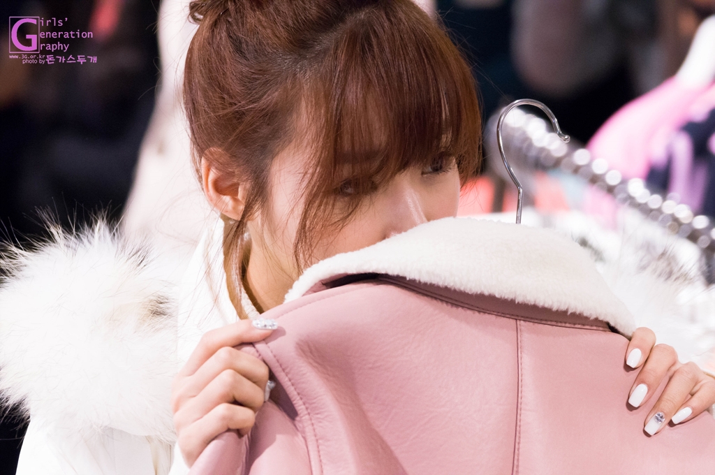 [PIC][28-11-2013]Tiffany ghé thăm cửa hàng "QUA" ở Hyundai Department Store vào trưa nay - Page 2 275ABA45529756230FE7F2