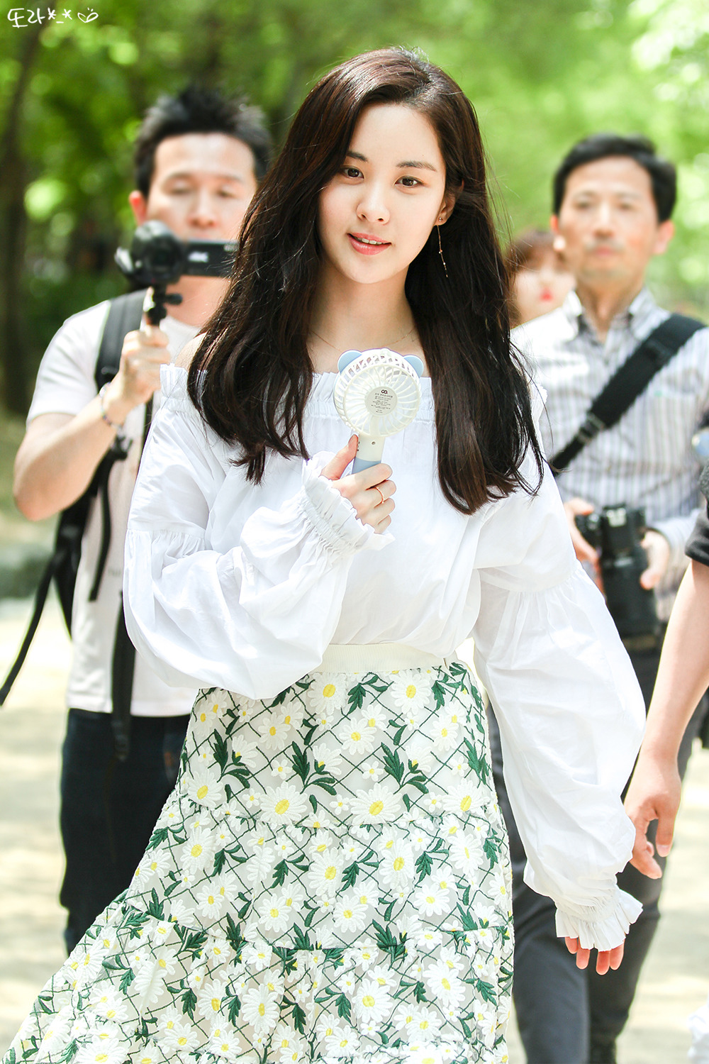  [PIC][03-06-2017]SeoHyun tham dự sự kiện “City Forestival - Maeil Duyou 'Confidence Diary'” vào chiều nay - Page 3 276AED485937A63B31B03E
