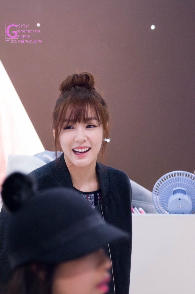 [PIC][28-11-2013]Tiffany ghé thăm cửa hàng "QUA" ở Hyundai Department Store vào trưa nay - Page 2 2775B44552975681062A6C