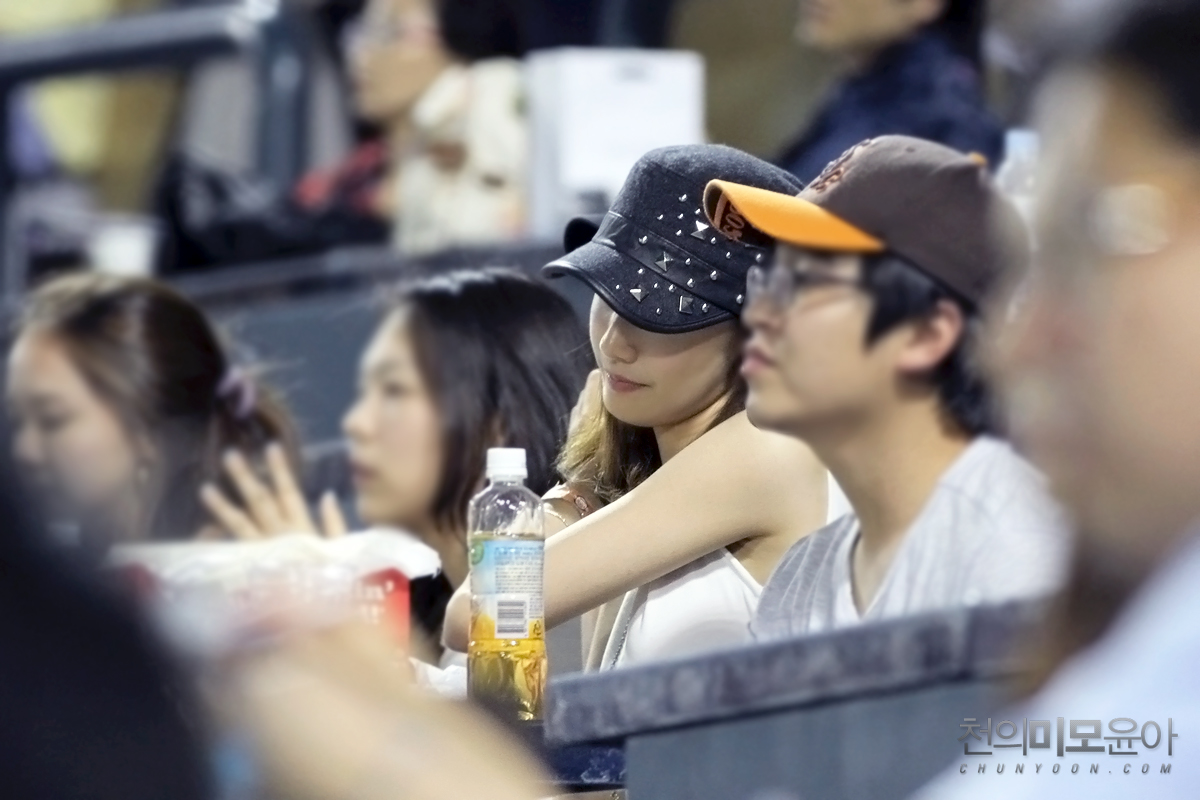 [PIC][15-06-2012]YoonA đến xem trận đấu bóng chày giữa Doosan Bears & Samsung Lions vào chiều nay - Page 3 1554DC404FDDFBC93ABC4B