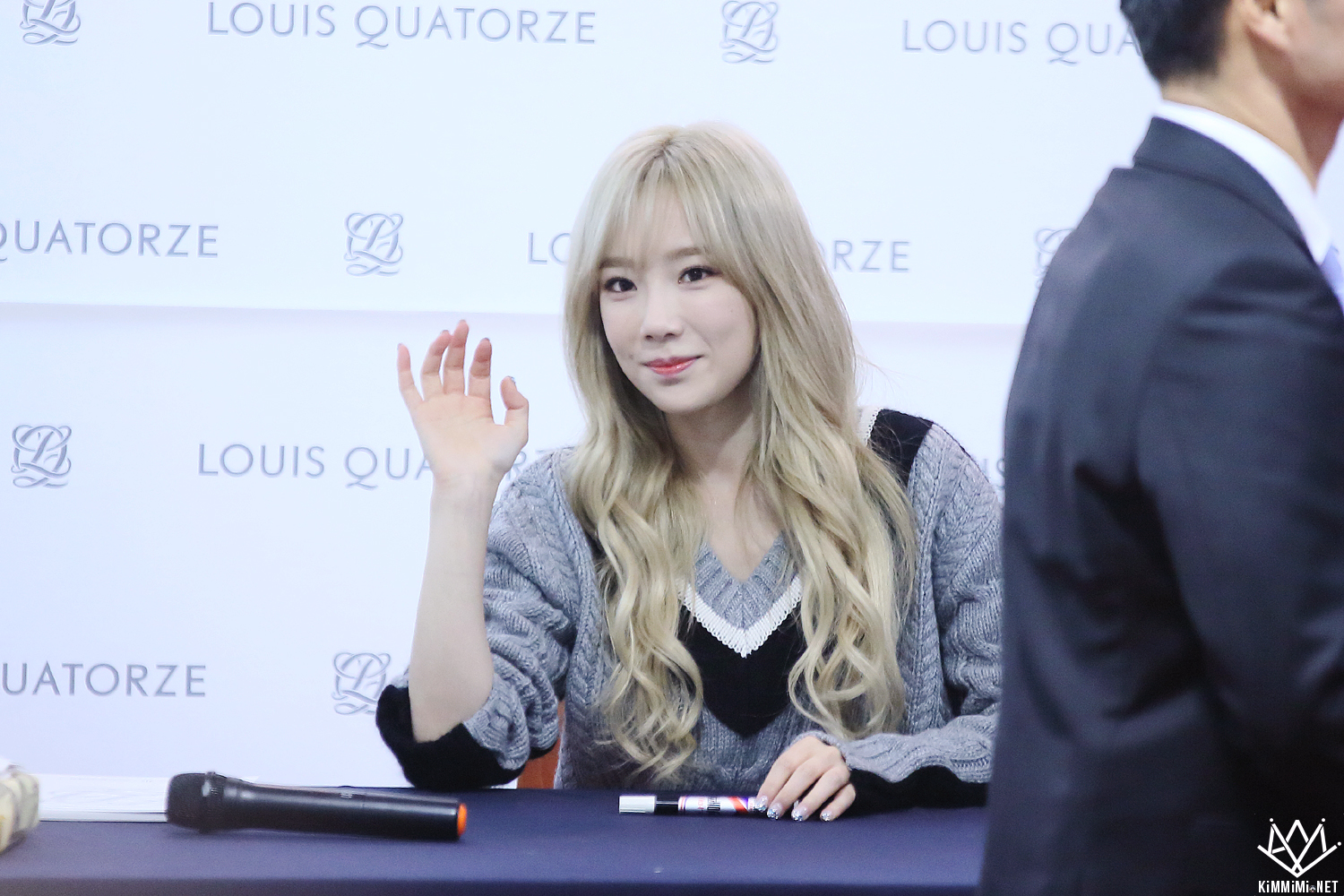 [PIC][27-11-2015]TaeTiSeo tham dự buổi Fansign cho thương hiệu "Louis Quartoze" tại Lotte Department Store Busan vào chiều nay - Page 6 2115583756A758D109AAC7