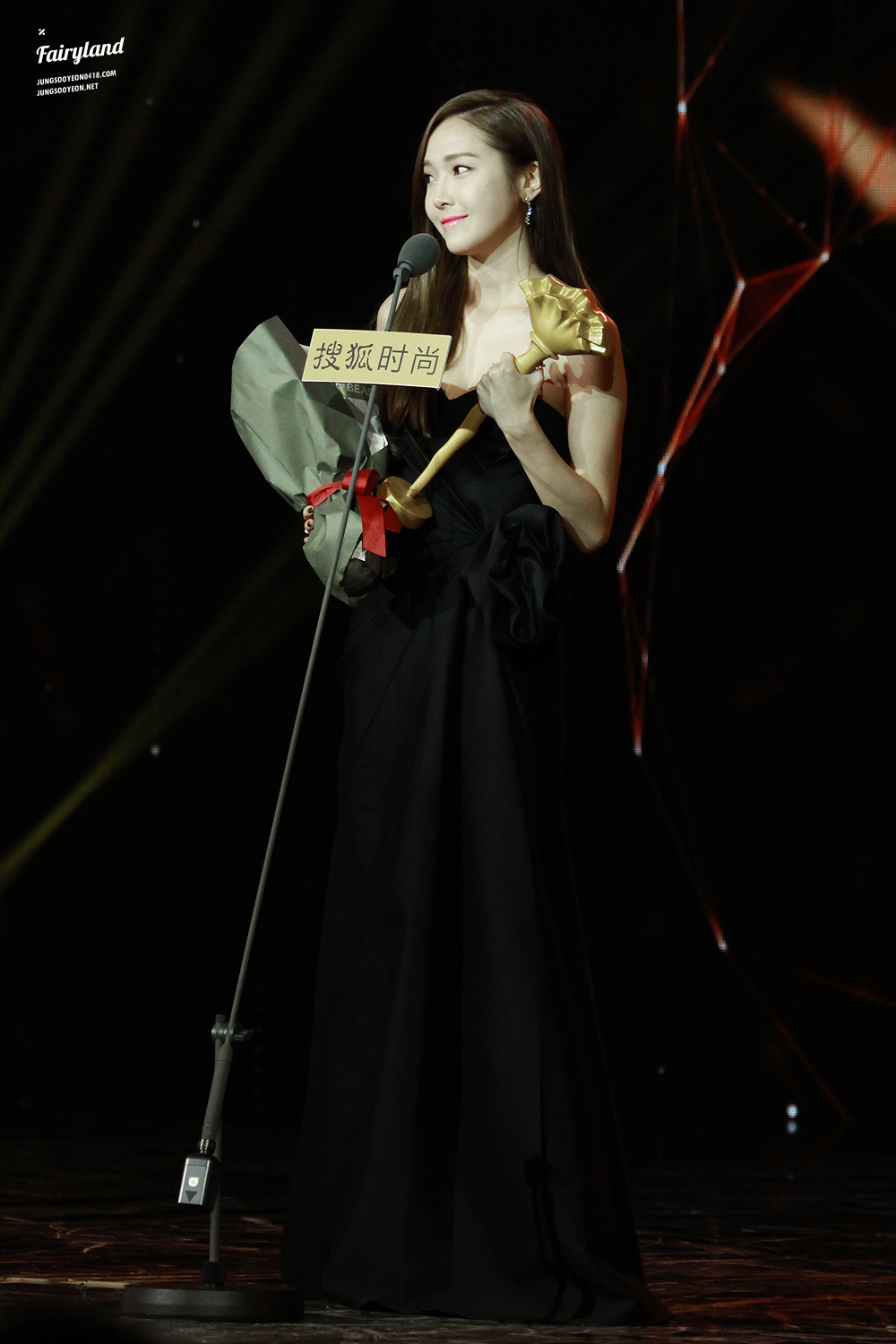 [PIC][23-12-2014]Jessica khởi hành đi Bắc Kinh để tham dự "Sohu Fashion Awards" vào sáng nay - Page 3 2207A93954DEF3E91DBE66