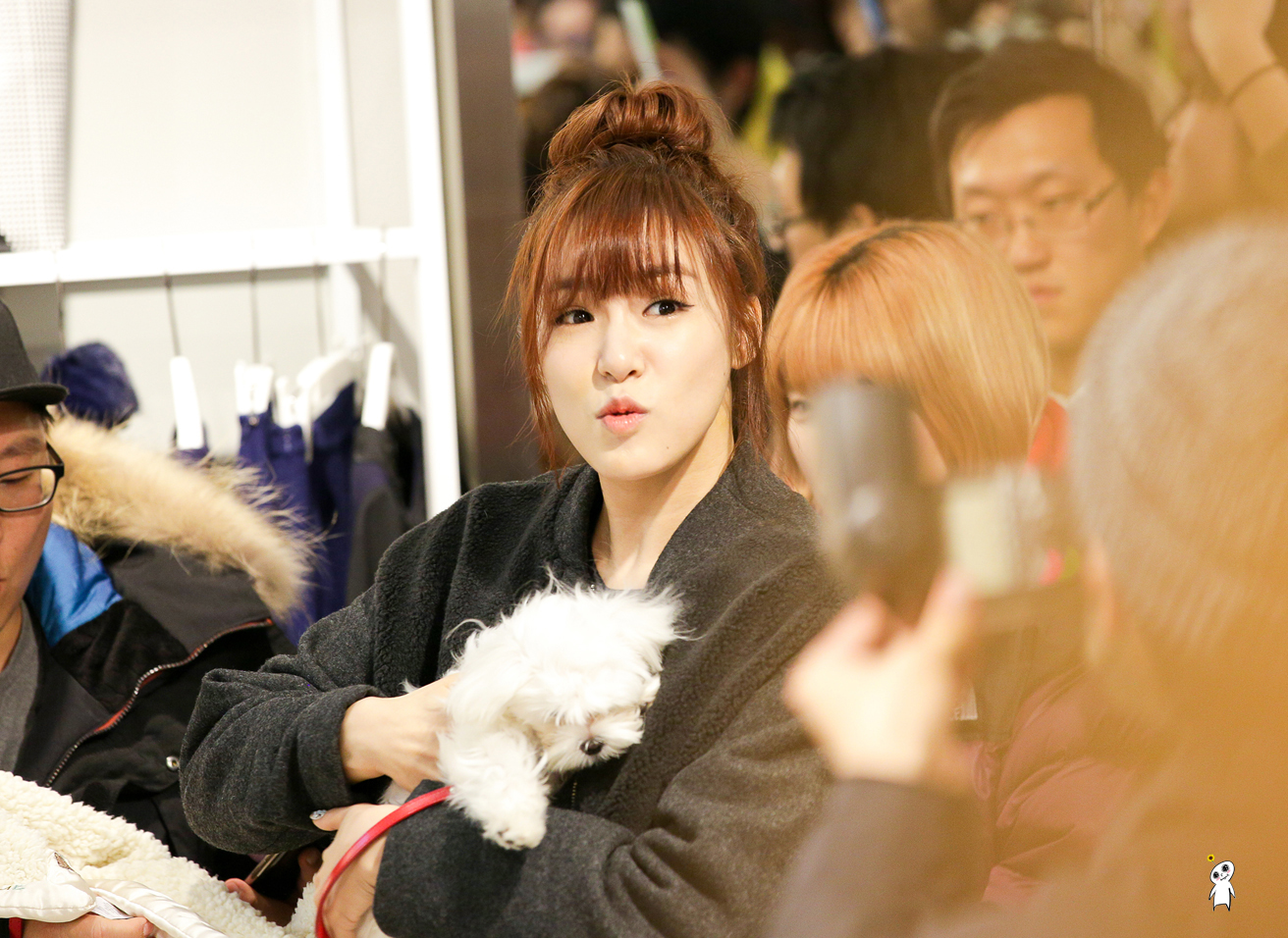 [PIC][28-11-2013]Tiffany ghé thăm cửa hàng "QUA" ở Hyundai Department Store vào trưa nay - Page 3 220F3D3F52980CB4358CAF