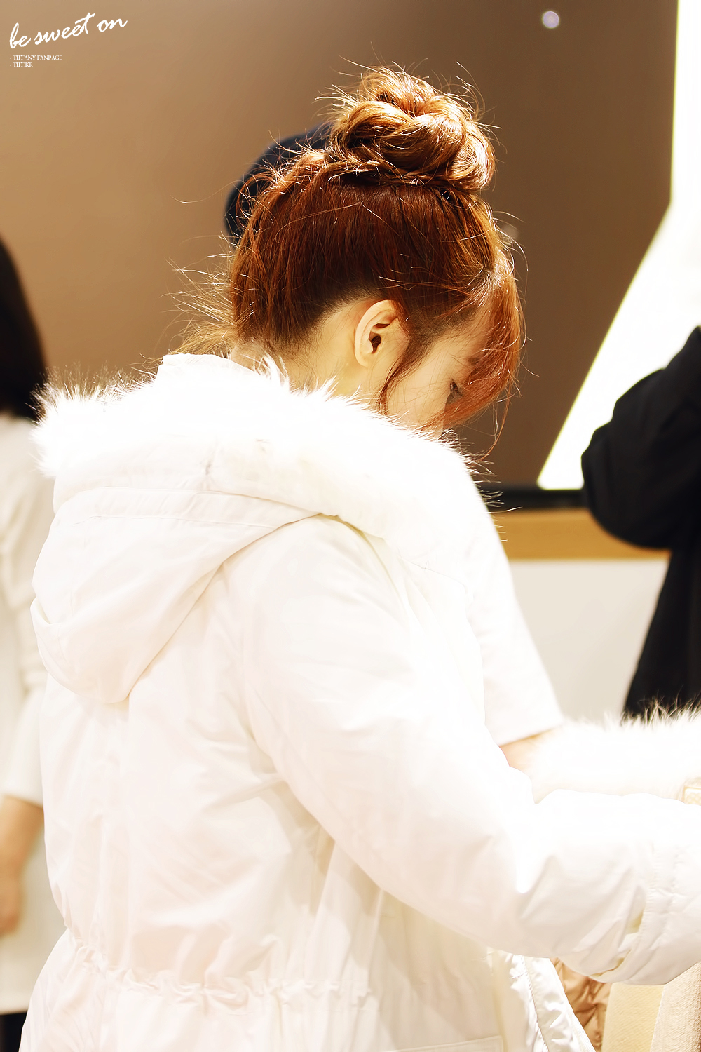 [PIC][28-11-2013]Tiffany ghé thăm cửa hàng "QUA" ở Hyundai Department Store vào trưa nay - Page 3 2210F746529C93CC224A90