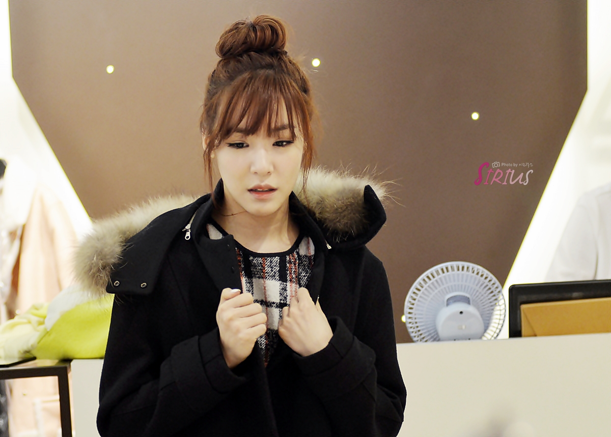 [PIC][28-11-2013]Tiffany ghé thăm cửa hàng "QUA" ở Hyundai Department Store vào trưa nay - Page 2 22337F40529757132E468A