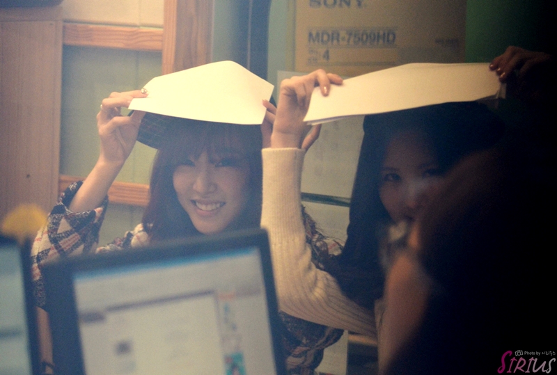 [PIC][29-10-2013]SeoHyun và Tiffany xuất hiện tại "KBS Cool FM Radio Jo JungChi & Harim 2 o'clock" vào trưa nay 2262C850526FE8E71342A6