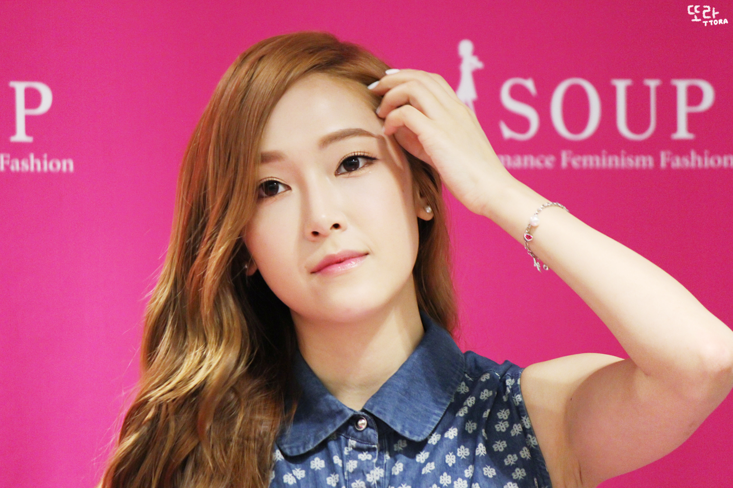 [PIC][14-06-2014]Jessica tham dự buổi fansign lần 2 cho thương hiệu "SOUP" vào trưa nay 227AE84853AA8CBC1D6B58