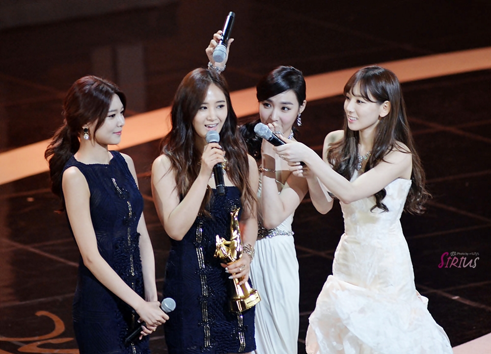 [PIC][16-01-2014]Hình ảnh từ "JTBC 28th Golden Disk Award" của MC TaeYeon và Tiffany vào tối nay + SNSD giành chiến thắng với 2 giải thưởng - Page 2 227AF45052D915322B04A4