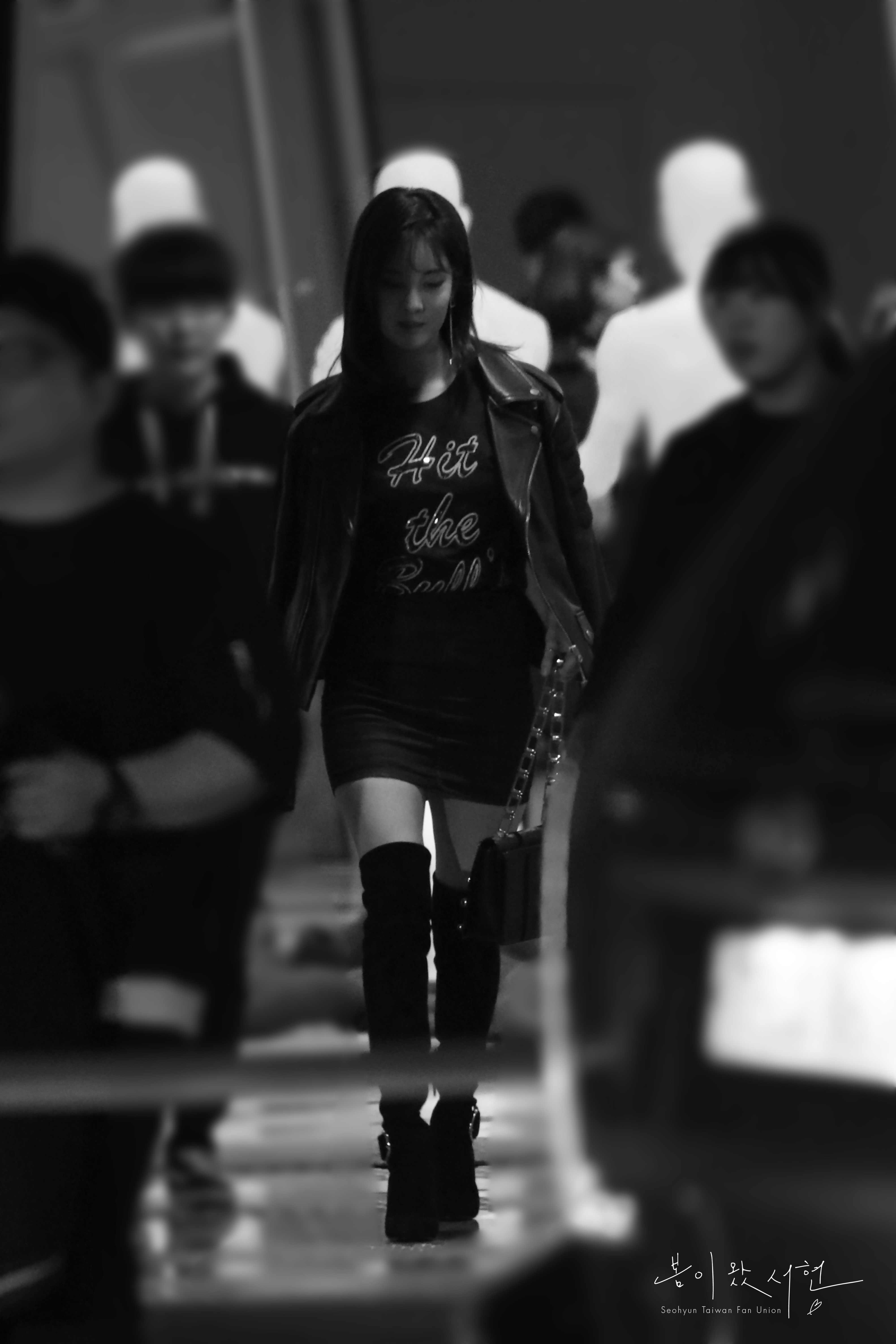 [PIC][21-10-2016]SeoHyun tham dự sự kiện ra mắt BST Xuân - Hè của thương hiệu "SURREAL BUT NICE" trong khuôn khổ "2017 S/S HERA Seoul Fashion Week" vào hôm nay  230E3034580DDC011B0A9B