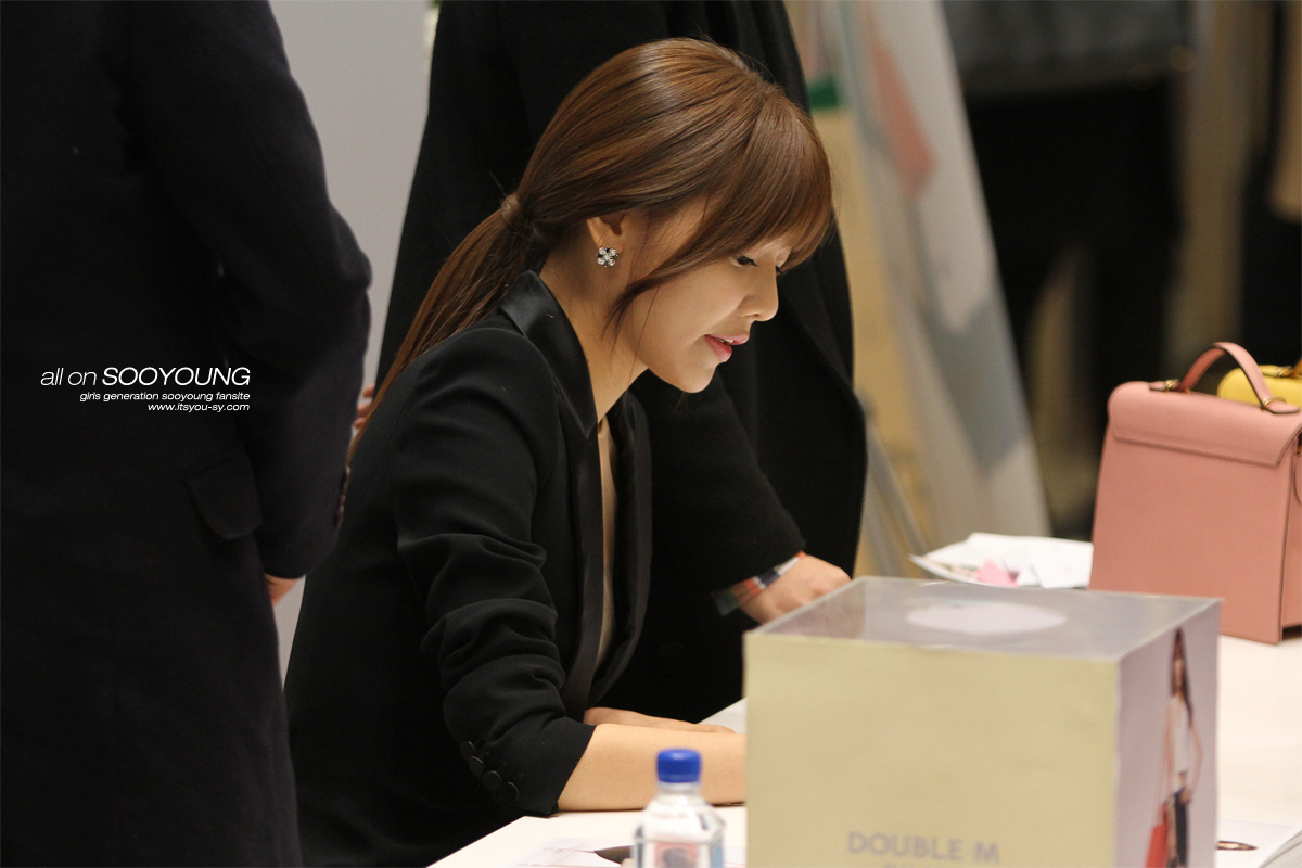 [PIC][20-02-2013]SooYoung xuất hiện tại buổi fansign cho thương hiệu "Double M" vào chiều nay - Page 3 2477453D51BFF85D0E860A