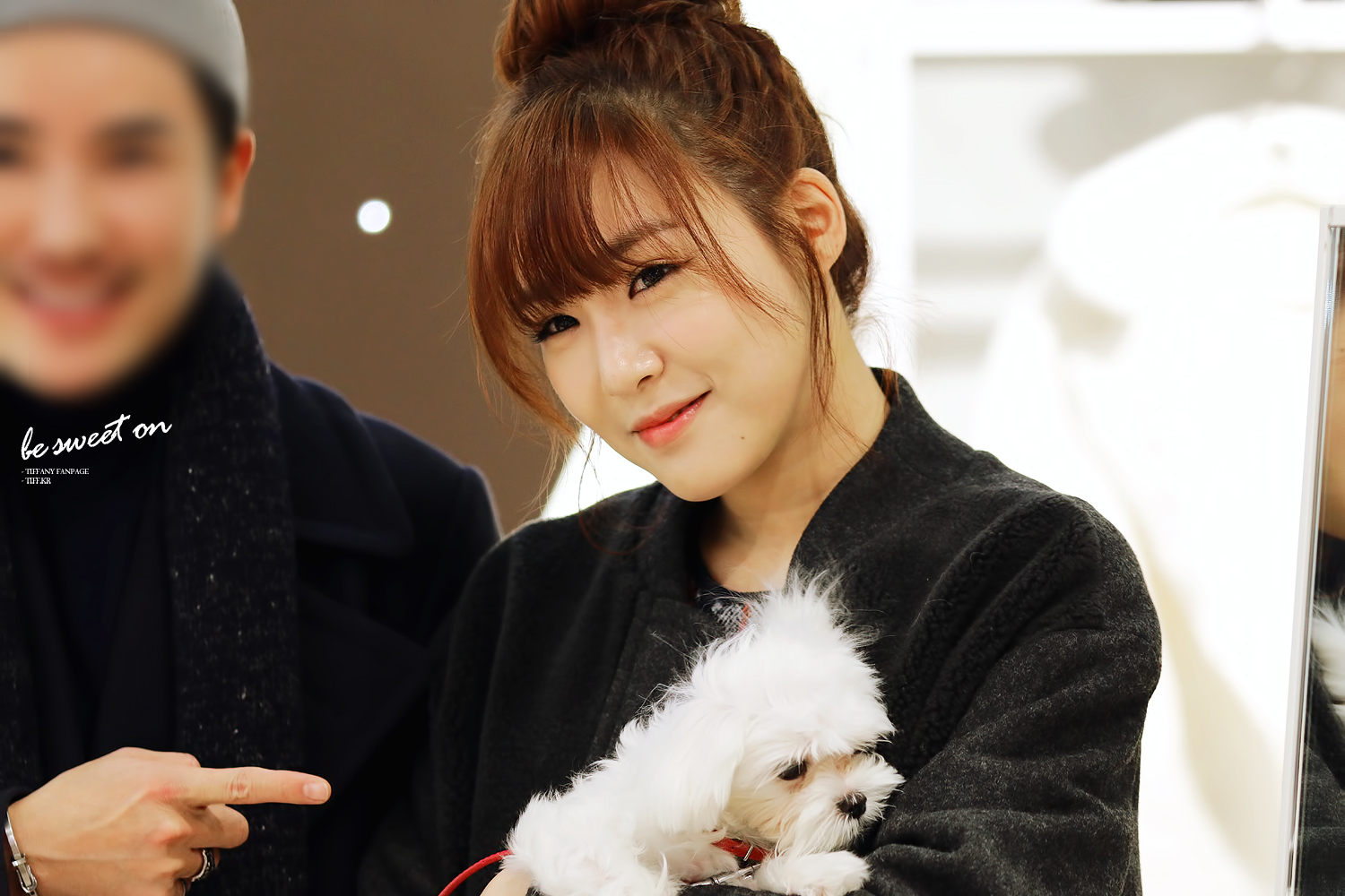 [PIC][28-11-2013]Tiffany ghé thăm cửa hàng "QUA" ở Hyundai Department Store vào trưa nay - Page 3 2510F746529C93CA2032D0